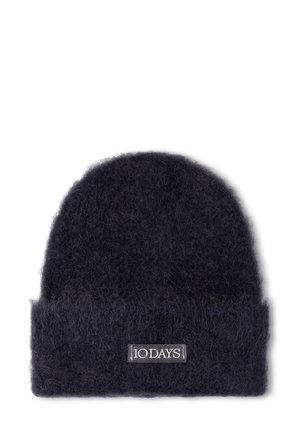 Beanie in lana grigia scura con una consistenza morbida e pelosa, caratterizzato da un risvolto e una piccola etichetta con il marchio nella parte anteriore.
