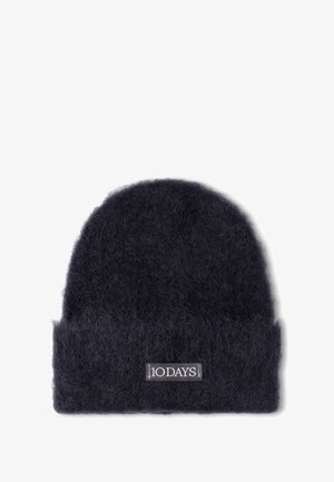 Gorro de lana gris oscuro con una textura suave y esponjosa, que presenta un puño doblado y una pequeña etiqueta de marca en la parte delantera.