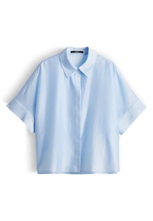 Camicia azzurro chiaro a maniche corte con bottoni e colletto, con sottili righe verticali, stesa su uno sfondo bianco.