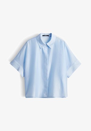 Lichtblauw, kortärmelig, overhemd met knopen en kraag, met subtiele verticale strepen, platliggend op een witte achtergrond.
