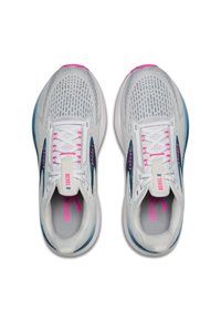 Une paire de chaussures de course Brooks Revel 8 blanches avec des accents roses et turquoise, vues de dessus sur un fond blanc.