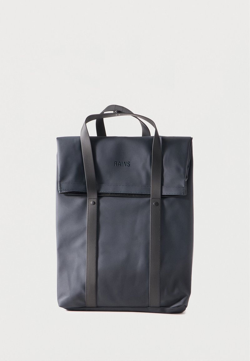 Μαύρο ορθογώνιο σακίδιο με επάνω καπάκι, κάθετες ιμάντες και λογότυπο RAINS στο μπροστινό μέρος, απεικονιζόμενο πάνω σε απλό ανοιχτό φόντο.