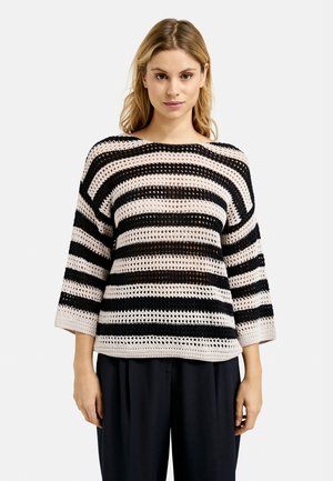 Schwarz-creme gestreifter Pullover in einem lockeren Crochet-Strickdesign, mit Dreiviertelärmel und rundem Halsausschnitt.
