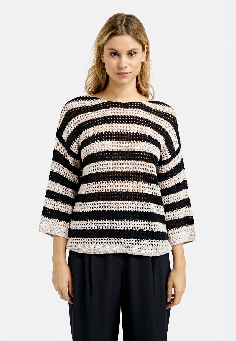 Schwarz-creme gestreifter Pullover in einem lockeren Crochet-Strickdesign, mit Dreiviertelärmel und rundem Halsausschnitt.