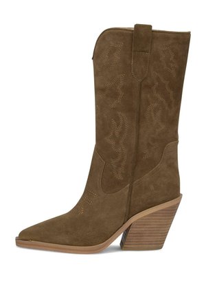 Bota vaquera de ante marrón con punta puntiaguda, costuras decorativas y tacón en ángulo apilado de madera.