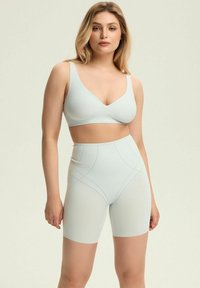 Jasnoniebieski komplet biustonosza i szortów z wysokim stanem, wykonany z gładkiego materiału z kropkowanymi akcentami, charakteryzujący się bezszwowym designem i dopasowanym krojem.