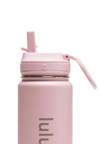 Rustfrit stål vandflaske med en mat pink finish, flip-top låg og indbygget sugerør. Har præget logo og struktureret greb.