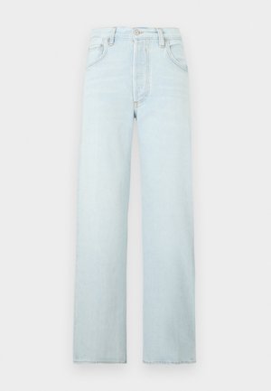 Ανοιχτά μπλε τζιν με ψηλή μέση και ίσια μπατζάκια, με κουμπί και φερμουάρ μπροστά, θηλιές για ζώνη και δύο μπροστινές τσέπες σε λευκό φόντο.