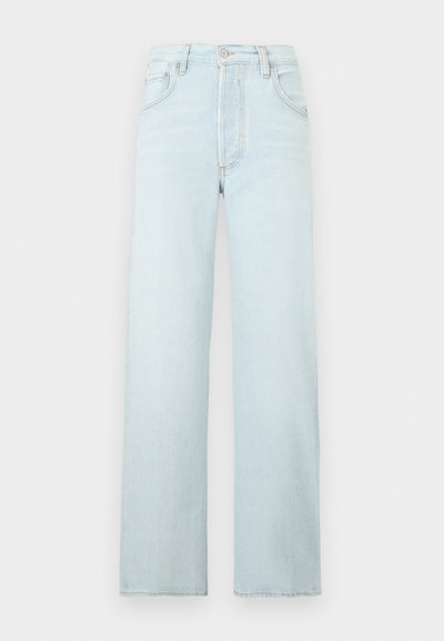 Ανοιχτά μπλε τζιν με ψηλή μέση και ίσια μπατζάκια, με κουμπί και φερμουάρ μπροστά, θηλιές για ζώνη και δύο μπροστινές τσέπες σε λευκό φόντο.