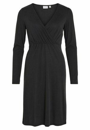 Rochie lungă neagră cu mâneci lungi, de tip V și detalii pliate în talie. Material moale cu o textură netedă și croială până la genunchi.