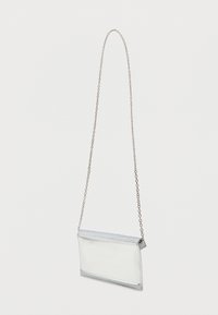Stříbrná řetízková kabelka s lesklým bílým tělem a metalickým stříbrným rámem. Má obdélníkový tvar a hladký povrch.