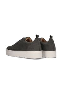 Grijze suède sneakers met textuur zijpanelen, witte segmenten zool en hiel lussen. Bevat merknaam "CLAY" aan de buitenkant.