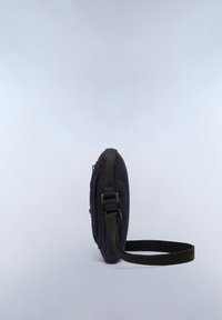 Borsa a tracolla nera in nylon con forma piatta e rotonda, caratterizzata da una texture liscia, tracolla regolabile e comparto con zip.