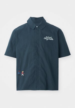 Chemise bleu foncé à manches courtes en coton avec un col boutonné. Présente un texte brodé en blanc et un design de couple en pixel coloré.