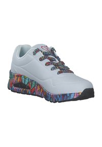 Zapatilla blanca con una suela estampada que presenta diseños abstractos coloridos. La parte superior tiene perforaciones y cordones multicolores.