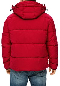 Rote Daunenjacke mit gestepptem Muster, Stehkragen und verstellbarer Kapuze. Der Stoff wirkt glatt und gepolstert zur Isolierung.