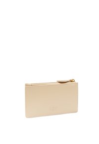 Portafoglio in pelle beige con forma rettangolare elegante, presenta una cerniera dorata e un dettaglio del logo impresso sulla parte anteriore. Texture liscia.