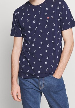 Mørkeblå t-shirt med korte ærmer og hvidt palmetræsprint. Har rund halsudskæring og lille rødt logo på brystet. Fremstillet i bomuldsstof.