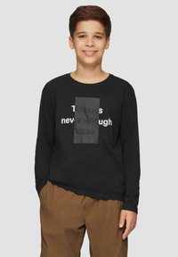 Zwarte long sleeve t-shirt met witte tekst die luidt: "Er is nooit genoeg tijd." Zachte stof, ontspannen pasvorm, met een licht gestructureerde graphic.