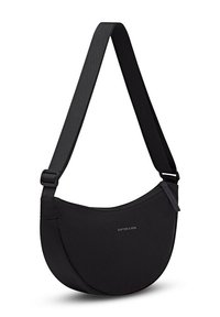 Bolso de hombro negro con forma de media luna, con correa ancha ajustable y cierre de cremallera, con la marca "Kapten & Son" en el frente.