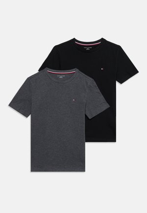 Twee T-shirts met korte mouwen en een ronde hals, één donkergrijs en één zwart, elk met een klein Tommy Hilfiger-logo op de borst.