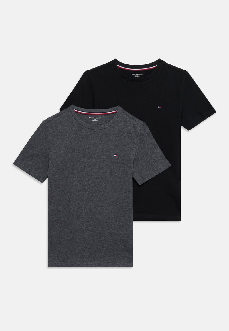Δύο κοντομάνικα T-shirts με στρογγυλή λαιμού, ένα σκούρο γκρι και ένα μαύρο, το καθένα με μικρό λογότυπο Tommy Hilfiger στο στήθος.