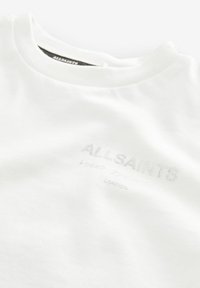 Balta apvalia iškirpte marškinėliai su subtiliu "AllSaints" logotipu ir spausdintais japonų rašmenimis krūtinės srityje.
