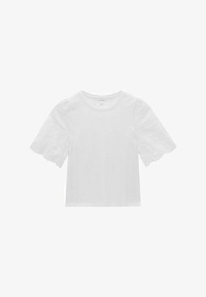 Vit t-shirt med korta ärmar och vågformiga spetsdetaljer på ärmarna, rund halsringning och en avslappnad passform. Tillverkad av mjukt bomullsmaterial.