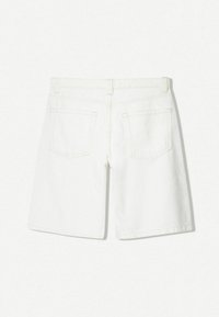Bílé džínové šortky s rovnými nohavicemi, vybavené pasem, dvěma zadními kapsami a akcenty v podobě hnědého šití. Hladká textura.