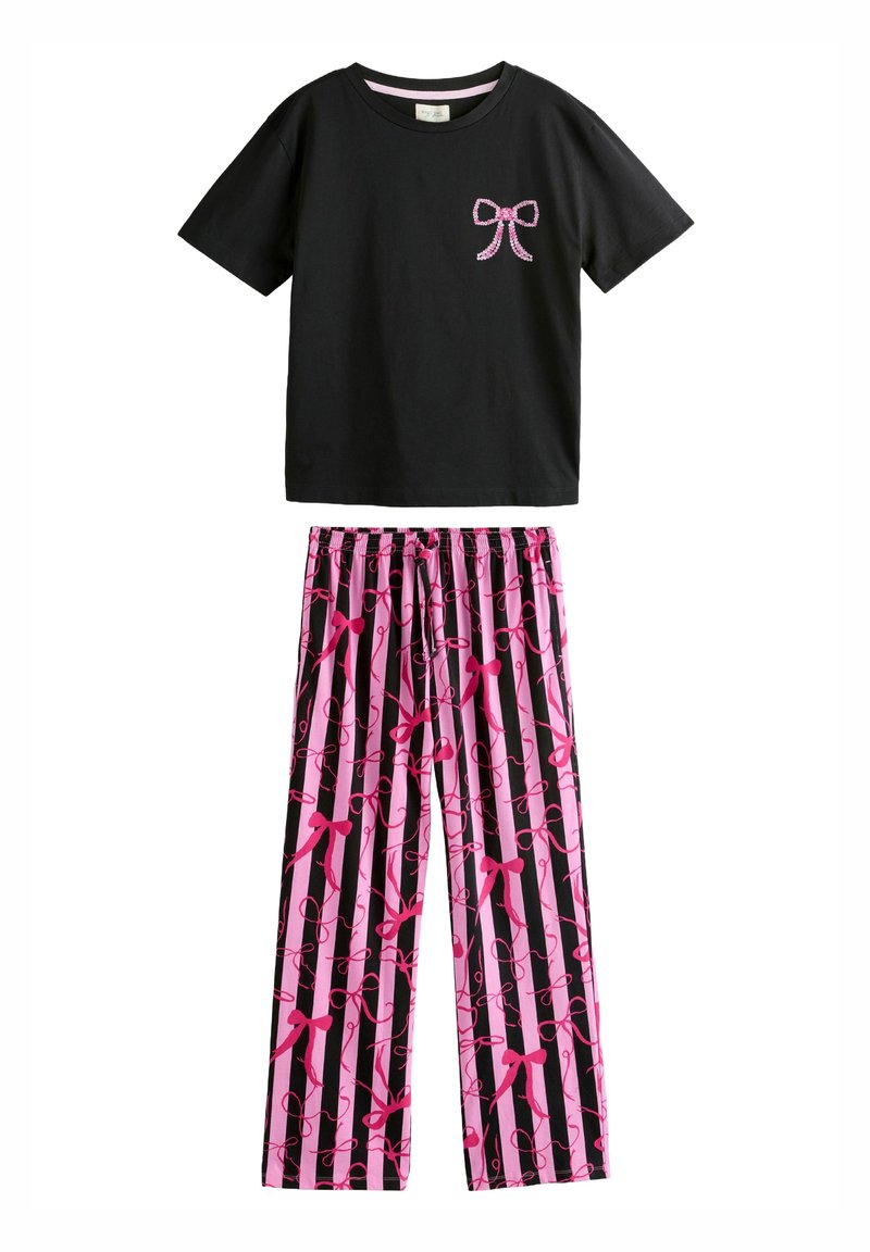 Svart bomull T-shirt med en rosa rosett-design på bröstet, kombinerad med rosa och svarta randiga byxor med rosett-mönster.