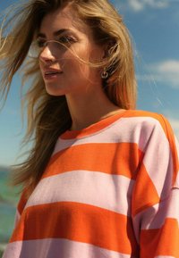 Next RELAXED FIT CREW NECK - Camiseta estampada - orange pink