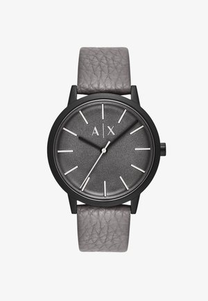 Ronde horloge met een grijze leren band met textuur, zwart metalen kast en een donkergrijze wijzerplaat met zilveren uurmarkeringen en wijzers.