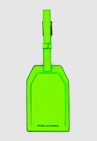 Neon groene leren bagagelabel met een achthoekige vorm, voorzien van stikdetails en een gesp voor bevestiging, gebrandmerkt met "Piquadro".