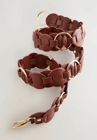 Guinzaglio per cani in pelle rossa con grandi anelli circolari, anelli dorati e un gancio per il fissaggio, che presenta una texture liscia e un design unico.