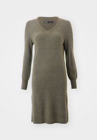 Abito lavorato a maglia verde oliva, scollatura a V, maniche lunghe con polsini aderenti, texture a coste, lunghezza al ginocchio con spacco laterale. Etichetta del marchio visibile all'interno.