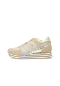 Beige sportieve schoen met suède en mesh panelen, een metallic accent, ronde neus en een dikke gestreepte zool in lichtblauw en wit.