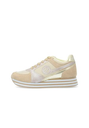 Beige sportieve schoen met suède en mesh panelen, een metallic accent, ronde neus en een dikke gestreepte zool in lichtblauw en wit.