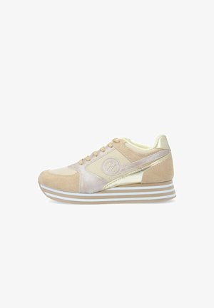 Beige Sportschuh mit Wildleder- und Mesh-Einsätzen, einem metallischen Akzent, runder Zehenpartie und einer dicken gestreiften Sohle in Hellblau und Weiß.