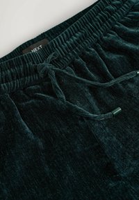 Unselected, green