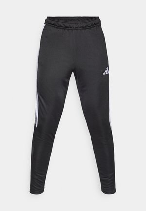 Μαύρο αθλητικό παντελόνι με εφαρμοστή σχεδίαση, κατασκευασμένο από λείο ύφασμα. Διαθέτει λευκές ρίγες στα πλαινά και ελαστική μέση.