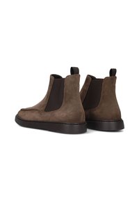 Bruine suède Chelsea boots met elastische zijkanten en een donkere rubberen zool. Voorzien van een achterste lip voor gemakkelijke instap. Glad van textuur.