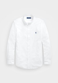 Camisa blanca de manga larga con botones, hecha de algodón, con cuello clásico, tapeta frontal y un pequeño logo azul en el pecho izquierdo.