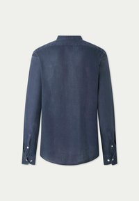 Camicia a maniche lunghe blu navy in misto cotone e lino con colletto classico, orlo curvo e polsini abbottonati. Texture semplice e liscia.