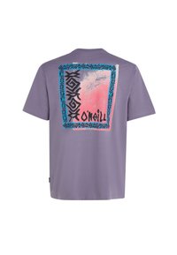 Camiseta de algodón morada con un gran estampado gráfico en la espalda, con un intrincado borde azul y texto negro, de mangas cortas y cuello redondo.