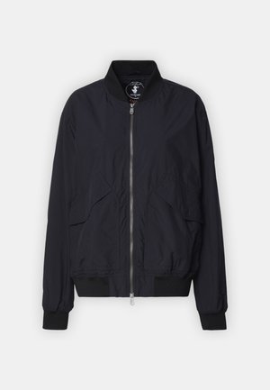 Czarna kurtka bomberka wykonana z lekkiego materiału, z zamkiem błyskawicznym z przodu, ściągaczami przy rękawach i dolnej części oraz dwiema naszytymi kieszeniami z przodu.