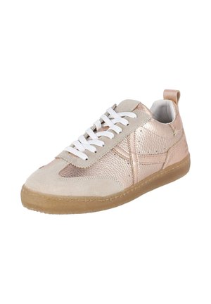 Lage sneaker in metallic roségoud met beige suède accenten, witte veters en een doorzichtige rubberen zool.