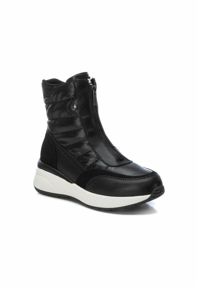 Stivaletti neri alla caviglia caratterizzati da una combinazione di pelle liscia e pelle texture, chiusura con zip e suola in gomma bianca per un maggiore comfort e supporto.