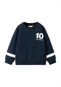 Tmavě modrá mikina volnějšího střihu s bílými pruhy na rukávech a předním potiskem s číslem "10" a nápisem "HRAJ PRO ZÁBAVU." Vyrobena z měkkého materiálu.