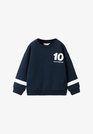 Hanorac bleumarin, croială lejeră, cu dungi albe pe mâneci și un grafic în față cu „10” și „JOACĂ PENTRU DISTRACȚIE”. Confecționat din material moale.