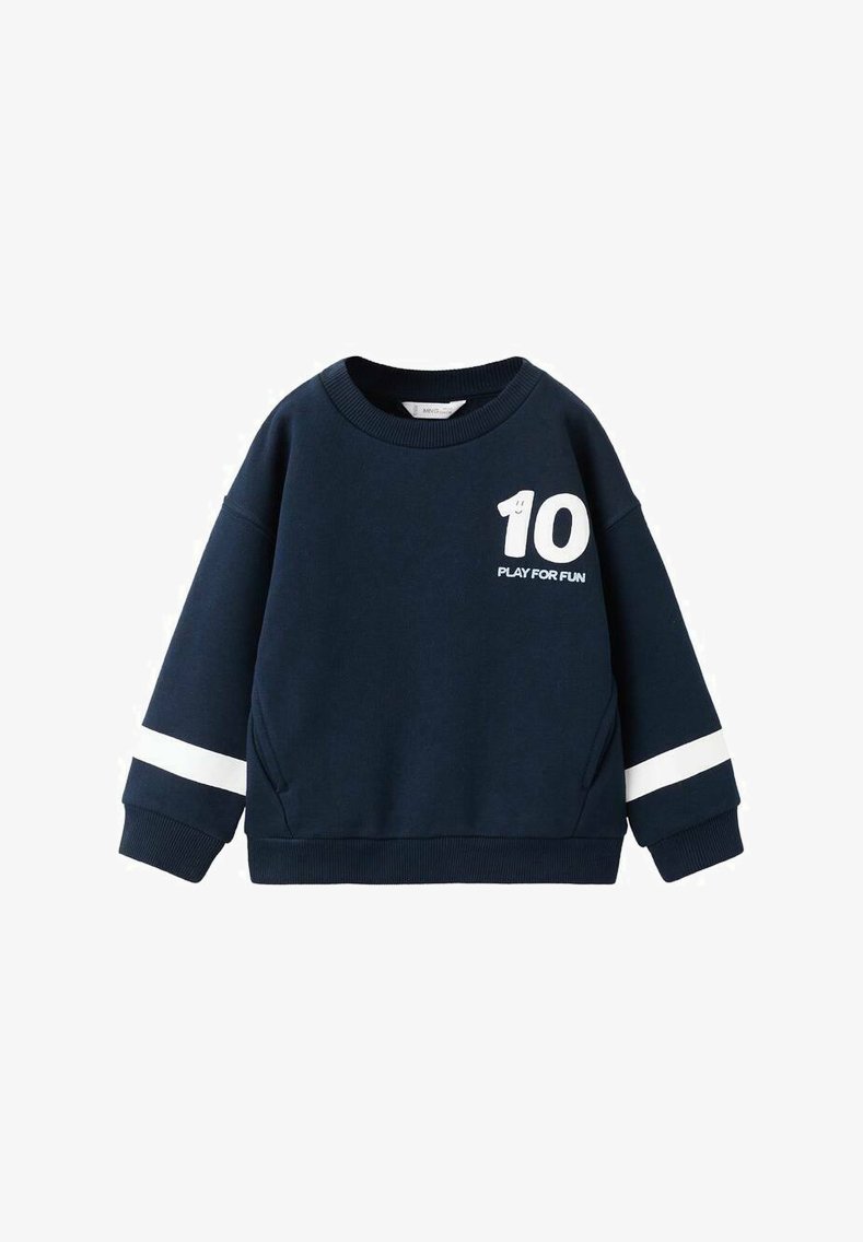 Felpa blu navy dalla vestibilità ampia, con strisce bianche sulle maniche e una grafica frontale con "10" e "PLAY FOR FUN." Realizzata in materiale morbido.